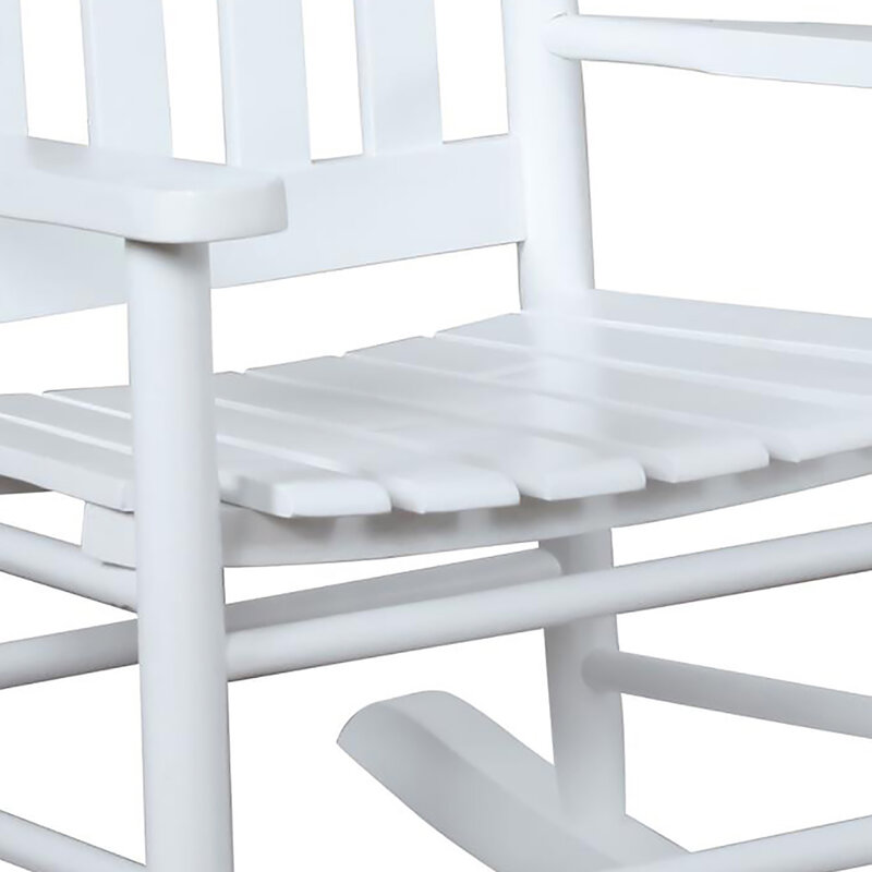 Przytulny, biały fotel bujany z płaskim oparciem dla relaksu w domu