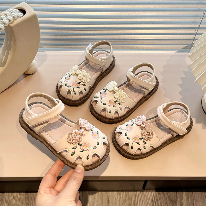 Sandały dziewczęce 2024 letnie nowe buty Baotou dziecięce miękkie podeszwy modne buty księżniczki w stylu chińskim haft Trend DDY8803