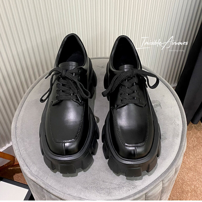 Mocassini stringati in pelle verniciata 2023 scarpe in pelle rialzate nere scarpe da ginnastica con suola spessa per donna