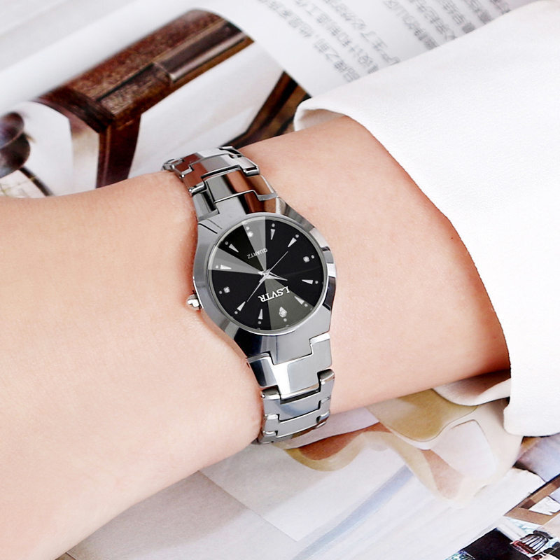 นาฬิกาควอตซ์ปฏิทินและวันที่สำหรับผู้ชายสีเหล็กอัลลอยนาฬิกาคู่รักของผู้หญิง