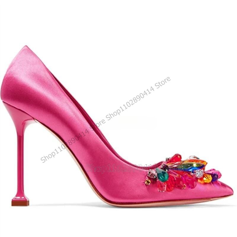 Bombas de dedo apontado com decoração de cristal colorida para mulheres, sapatos deslizantes, salto alto fino, rosa vermelha, moda banquete, 2023
