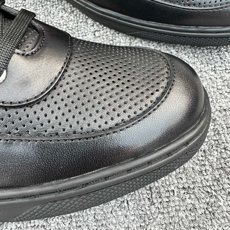 Zapatillas de piel de becerro perforadas con paneles pulidos y granulados, zapatos casuales a rayas clásicas, negro, marca de diseñador