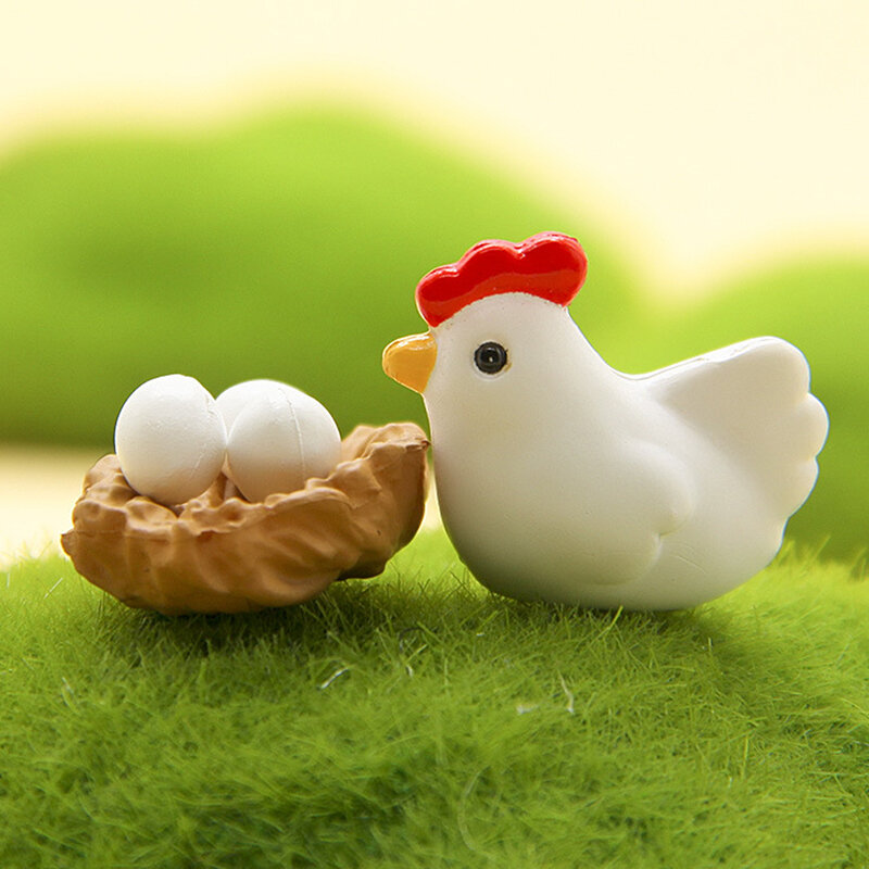Pulcini, un nido di pollo, una gallina, un pulcino, una mano di uova, un Micro paesaggio fai da te, una bambola da giardinaggio e paesaggistica