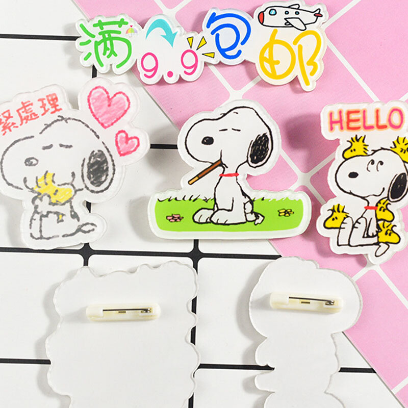Kawaii Snoopy Plushie kartun boneka lucu bros akrilik lencana DIY aksesori tambalan Anime mainan mewah untuk hadiah ulang tahun anak perempuan