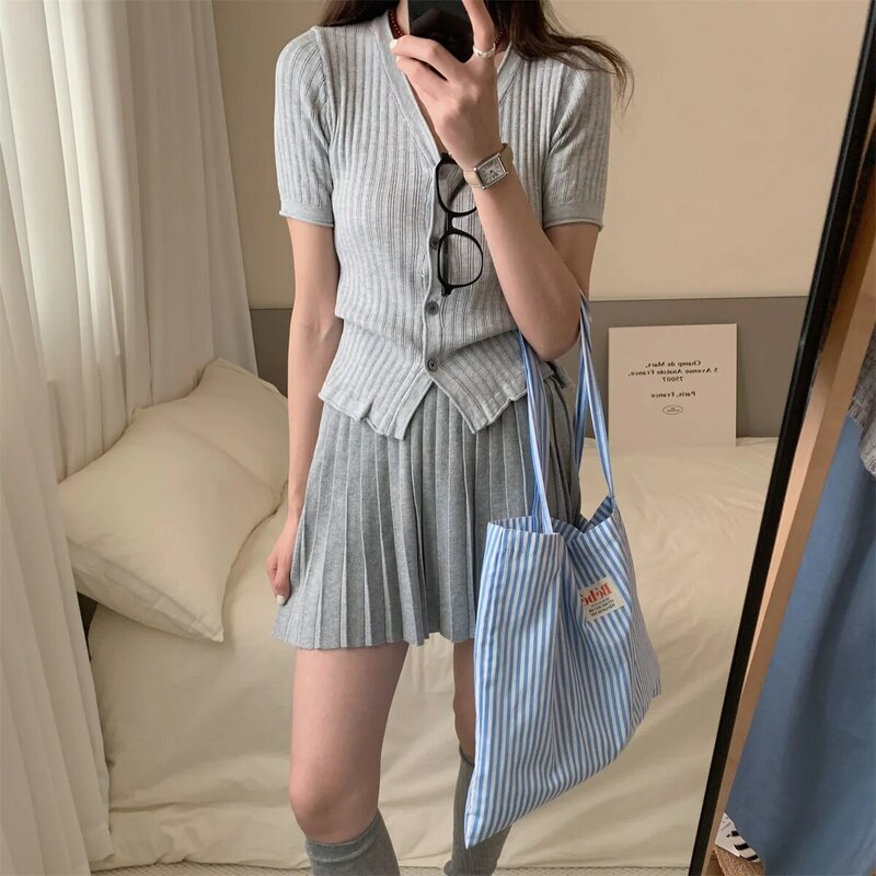 New pure lust style V-neck short-sleeved knitted cardigan A-line skirt slim and slim high-waisted pleated skirt fashion suit for
