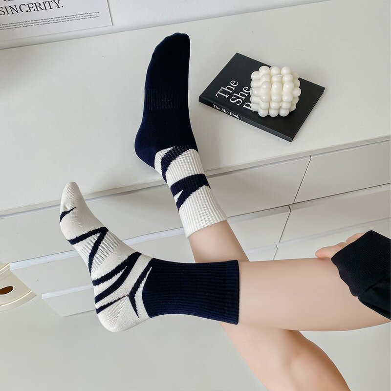 Weiß schwarz ab Patchwork sportliche Japan Socken Schul rohr Socken atmungsaktiv große Dame nach Hause einfach gewagte Frauen Streetwear