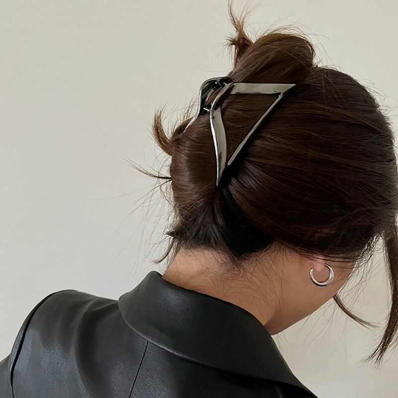 Griffe de cheveux triangle en métal pour femmes, pinces à cheveux, pinces à mâchoires, design géométrique, accessoires de tempérament, cadeau pour filles