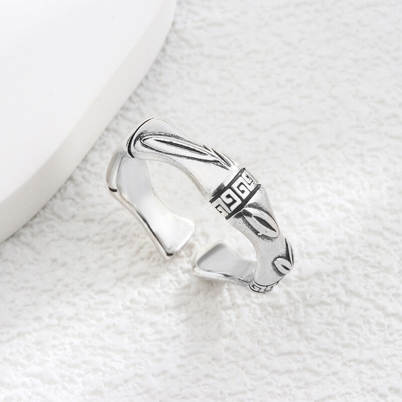 Женское кольцо из серебра 925 пробы с бамбуковыми вставками