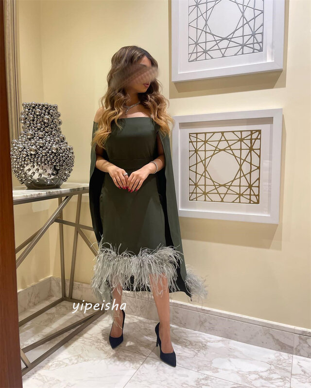 Gaun Prom pesta koktail berlipat bulu Satin Arab Saudi gaun acara bahu terbuka A-line panjang selutut