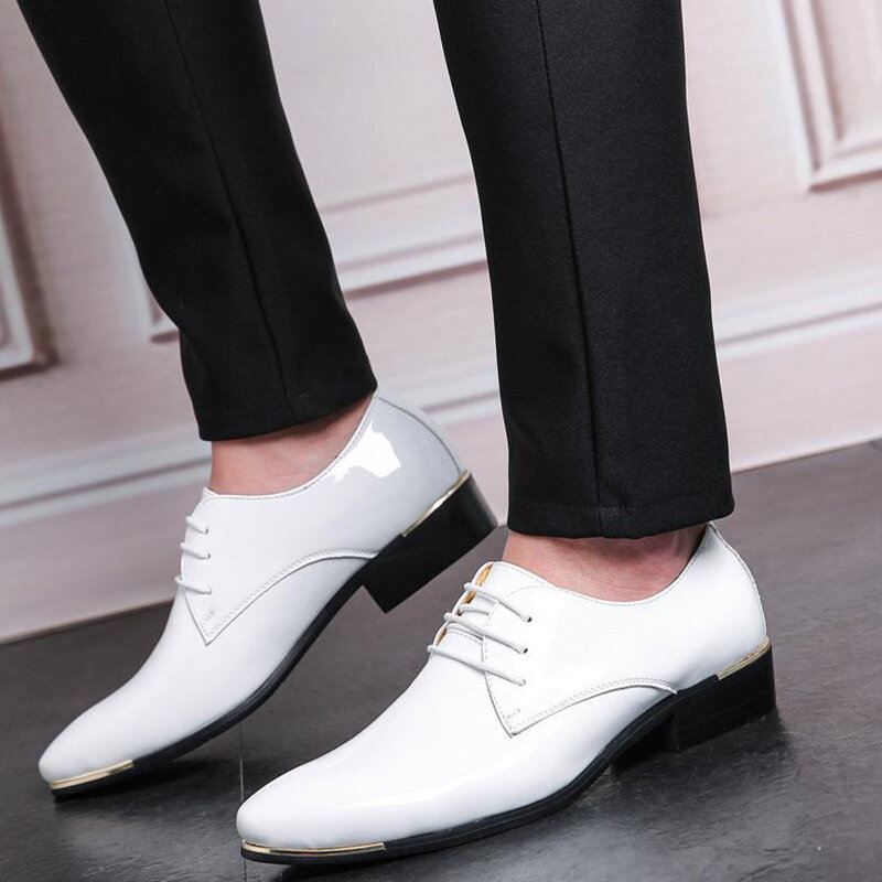 Sepatu kulit paten klasik untuk pria, sepatu selop kulit paten klasik ukuran Plus ujung lancip, sepatu bisnis kasual renda untuk pria