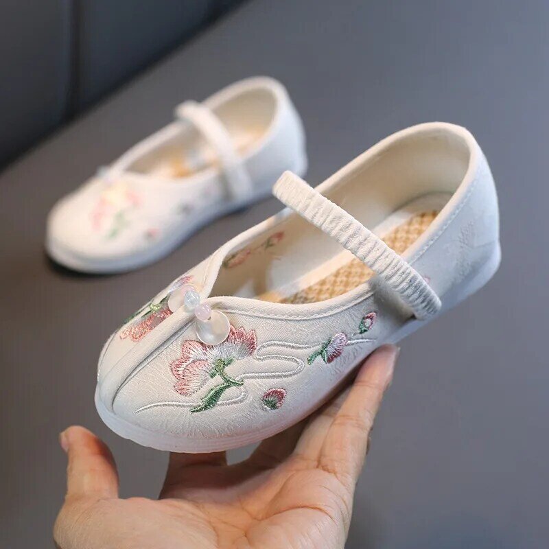 女の子のための刺繍されたビデオゲームの靴,伝統的な布のダンスシューズ,パフォーマンス,小さな白い靴