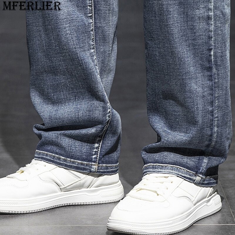 44 Plus Size Jeans uomo Denim pantaloni Casual moda tinta unita Jeans uomo pantaloni dritti di grandi dimensioni