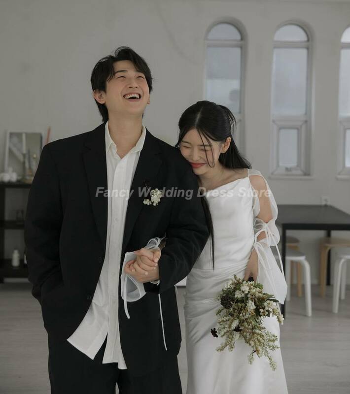 Gaun pernikahan Satu bahu lengan panjang, gaun pengantin Satin lembut Panjang menyentuh lantai, pemotretan Korea