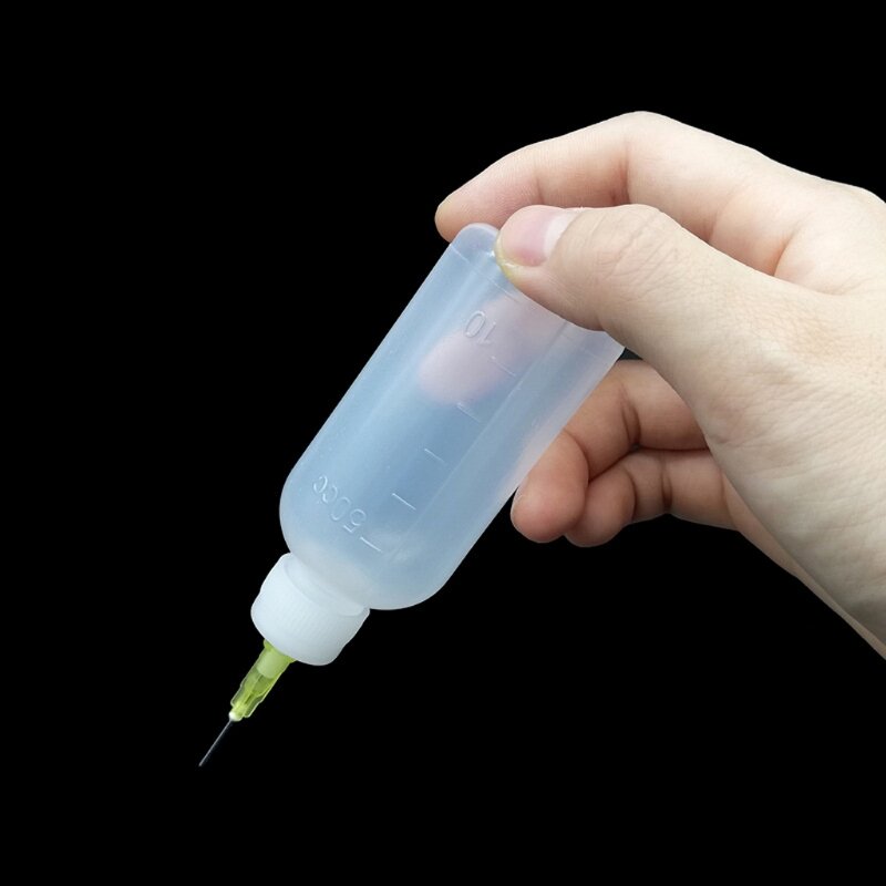 Пластиковая бутылочка для клея с иглами и шприцом