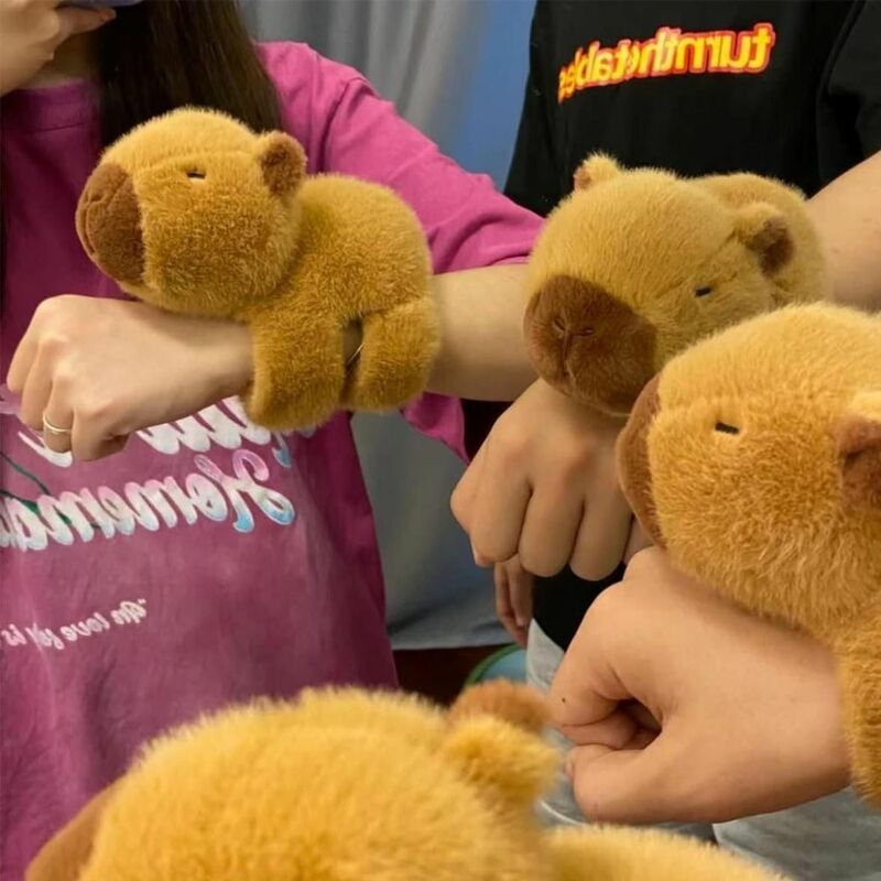 การ์ตูน capybara กำไลข้อมือแบบตบน่ารักตุ๊กตามือตุ๊กตา Capybara แบบตบสำหรับเป็นของขวัญสำหรับเด็ก