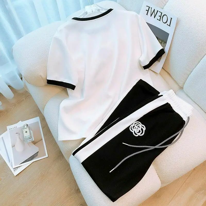 Conjunto deportivo de dos piezas para mujer, camiseta de manga corta, Top corto y pantalones, estilo fragante pequeño, novedad de verano