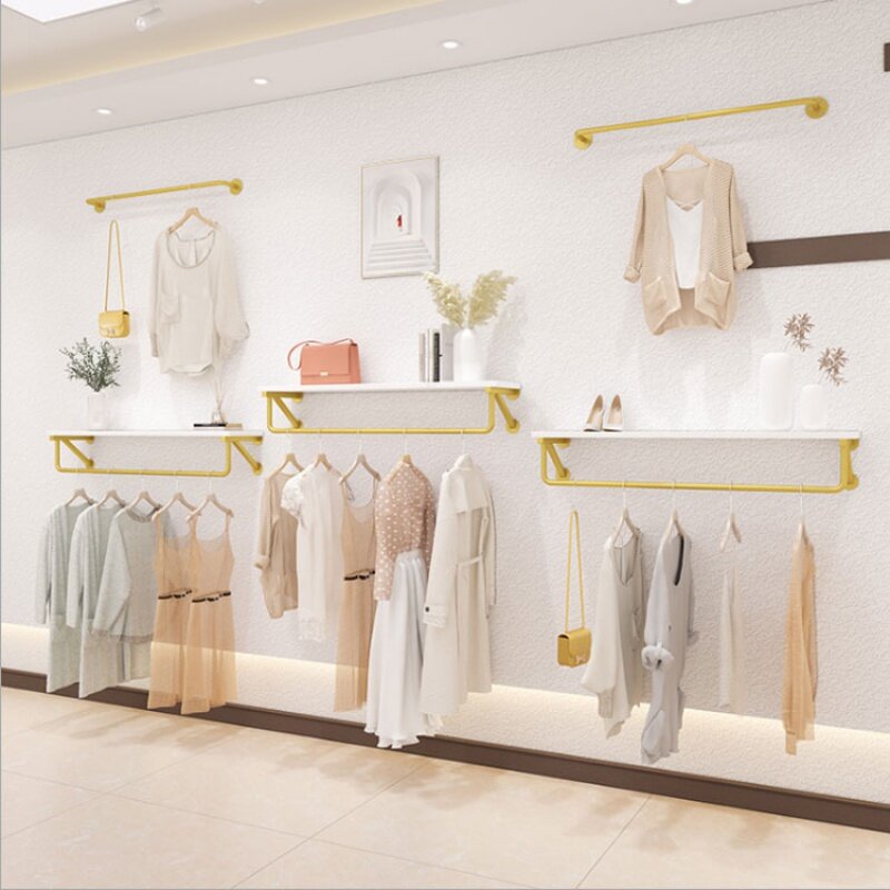 Soporte de exhibición de Ropa de Oro personalizado, estante colgante montado en la pared, accesorios de tienda de ropa, muebles