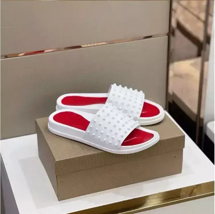 2024 nowe luksusowe markowe sandały damskie kapcie plażowe ozdoby z nitów z wystającym palcem Unisex slajdy para nadmorskich butów wakacyjnych