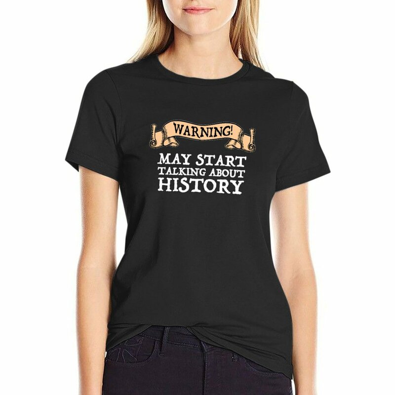 คำเตือน! อาจเริ่มพูดคุยเกี่ยวกับประวัติศาสตร์เสื้อยืดเสื้อกราฟิกไซส์ใหญ่เสื้อผ้าผู้หญิง