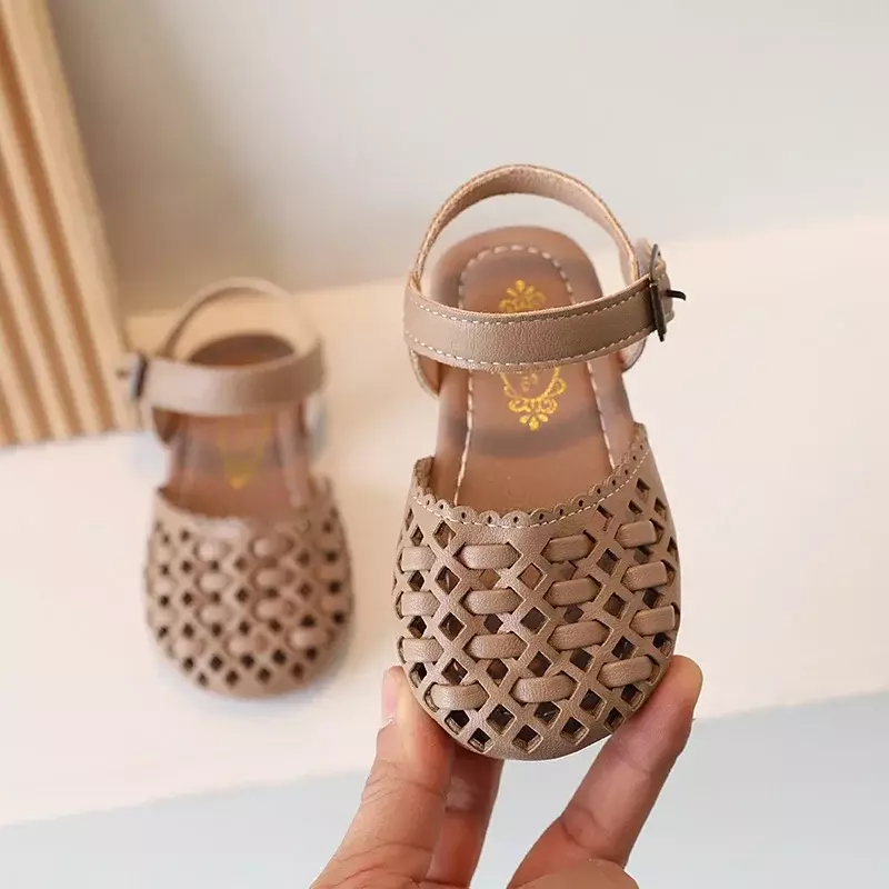 Sandalias con tapa para los dedos de los pies para niños, zapatos de princesa huecos de punto, antipatadas, suela suave, zapatos casuales para caminar, novedad de verano 2024