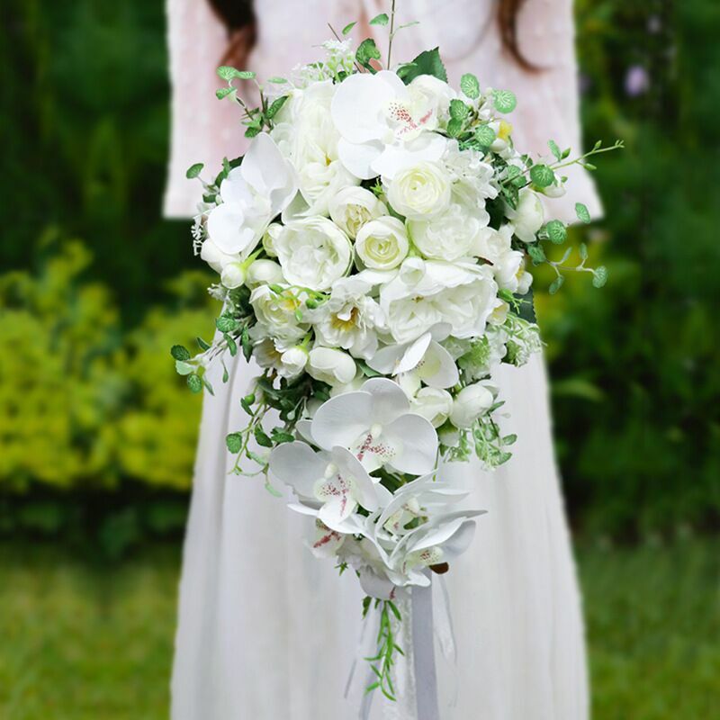造花,新しい花束,結婚式の装飾のための手作りの造花呼び出し用の白いウェディングブーケ