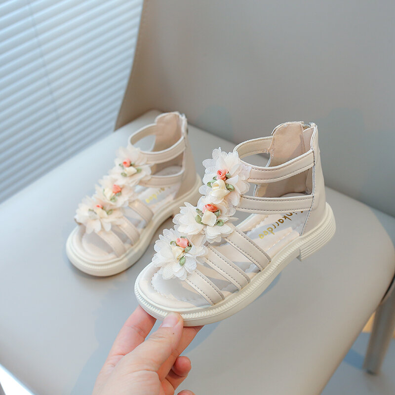Sandali floreali per ragazze Princess Sweet Gladiator sandali da spiaggia 2024 estate nuovo stile bohémien con fiori sandali per bambini cerniera morbida
