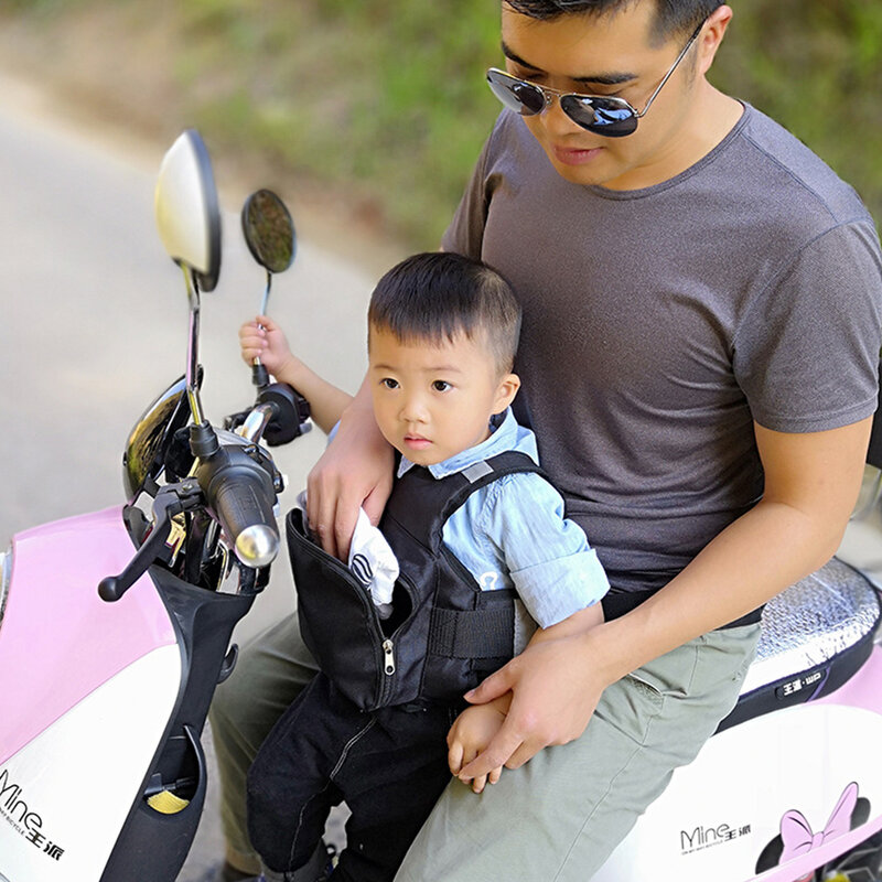 Sabuk Pengaman Sepeda Motor Universal untuk Anak-anak dengan Tas Penyimpanan Pegangan Kursi Belakang Harnes Tali Pegangan Tangan Dapat Disesuaikan Strip Reflektif Anak