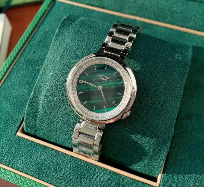 Novo pequeno relógio verde estrelado Sky watch