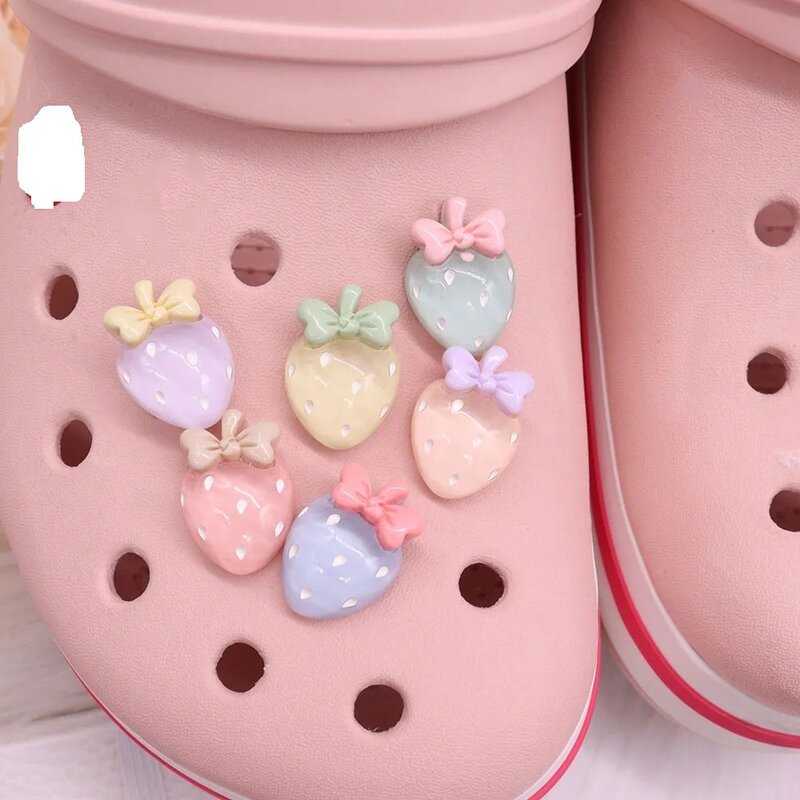 Dijes de resina para zapatos de 1 piezas, decoración de zapatos de fresa colorida Kawaii, sandalias con hebilla, accesorios para bandas, regalo de fiesta