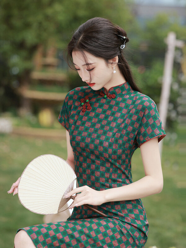Cheongsam de lino y algodón con estampado de cuadros verdes para mujer, trajes de espectáculo Vintage tradicionales, manga corta, Qipao Delgado
