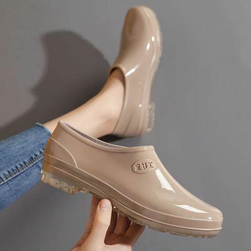 รองเท้าฝนข้อต่ำสำหรับผู้หญิงใหม่, พื้นรองเท้านุ่มกันลื่นกันน้ำรองเท้าทำงานส้นเตี้ย gratis ongkir รองเท้าลุยน้ำฤดูใบไม้ร่วง