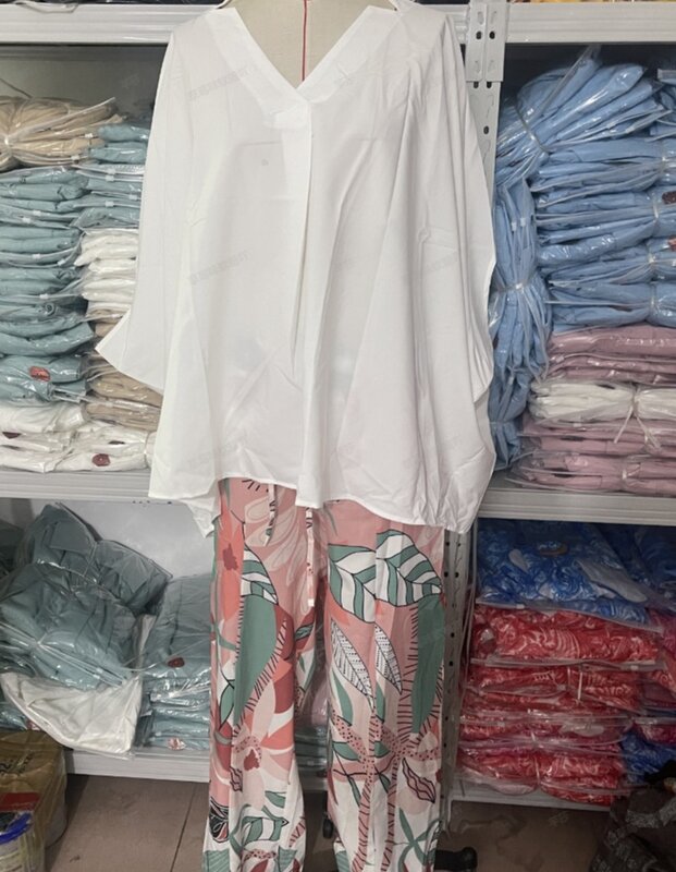Женский летний комплект из двух предметов, футболка с V-образным вырезом и рукавом летучая мышь и широкие брюки с высокой талией и принтом