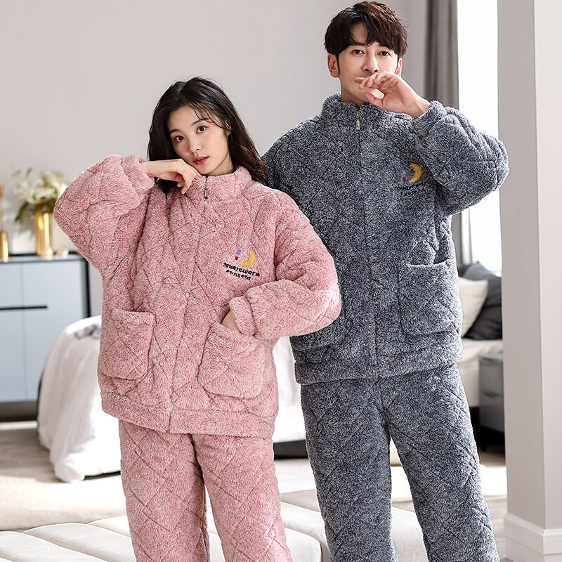 Set Piyama Katun Klip Pasangan Musim Dingin Tiga Lapis Tebal Bulu Karang Flanel Pakaian Tidur Hangat Pakaian Rumah Pria dan Wanita Kasual