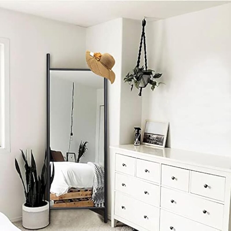 木製フレーム付き床から天井までのドレッシングミラー、黒い洗面化粧鏡、壁に取り付けられた、寝室とリビングルーム