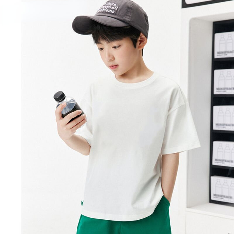Czysty biały chłopiec z krótkim rękawem t-Shirt dla dzieci bawełniany luźny rękaw 2024 letnie nowe koreański T-shirt chłopięce ubrania
