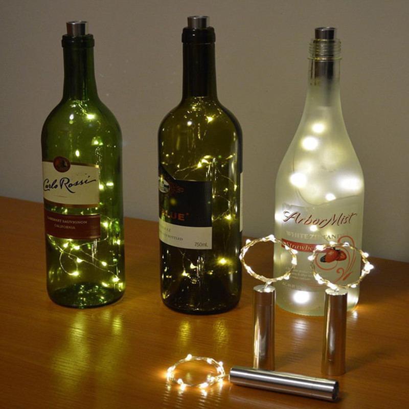 A garrafa de vinho ilumina a forma de cortiça estrelado branco quente conduziu a luz da corda