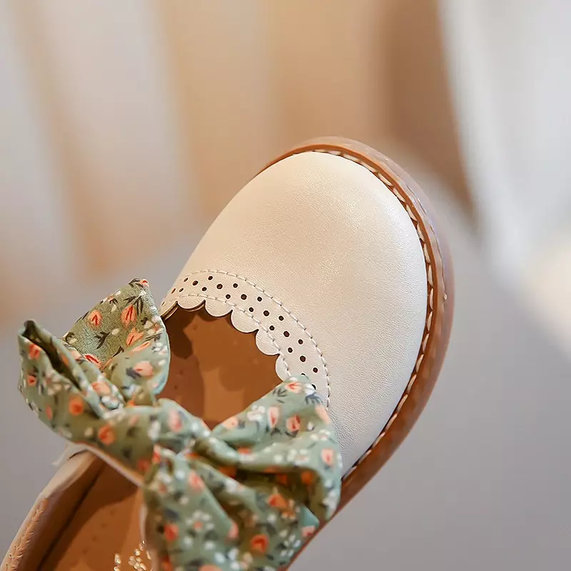 Sepatu kulit putri anak-anak untuk anak perempuan 2024 mode musim semi/musim panas dengan simpul pita lembut dan bersirkulasi sepatu datar Prancis manis kasual