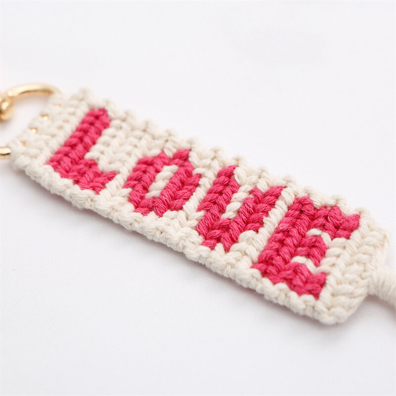 LLavero de letras de amor con borlas bohemias, cuerda de tejer hecha a mano, encantos de llave del Día de San Valentín para pareja