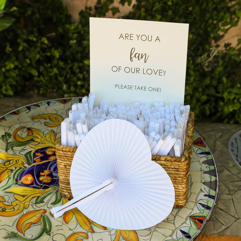 พัดลมพับได้ทรงหัวใจสีขาว30/60/100ชิ้นพัดลมมือถือกระดาษสีด้ามพลาสติกสำหรับงานแต่งงานวันเกิดของขวัญปาร์ตี้กระเป๋าฟิลเลอร์
