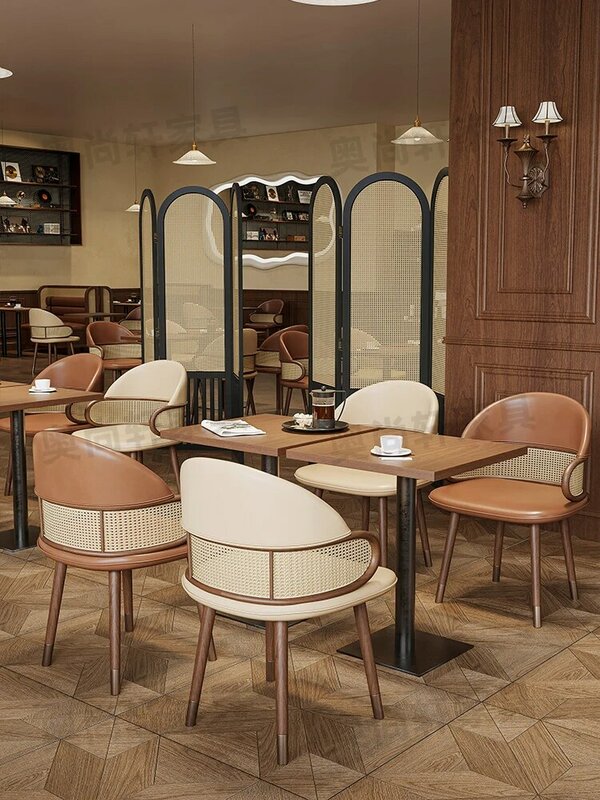 レトロな籐と無垢材のレストランテーブルと椅子の組み合わせ、鍋のレストラン、日本料理、円弧の壁