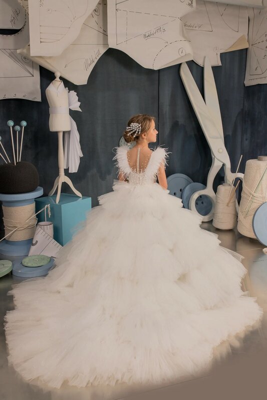 Luxus weiße geschichtete Federn Tüll Applikation Blumen mädchen Kleid für Hochzeits perlen mit Geburtstags feier Erstkommunion Ballkleider