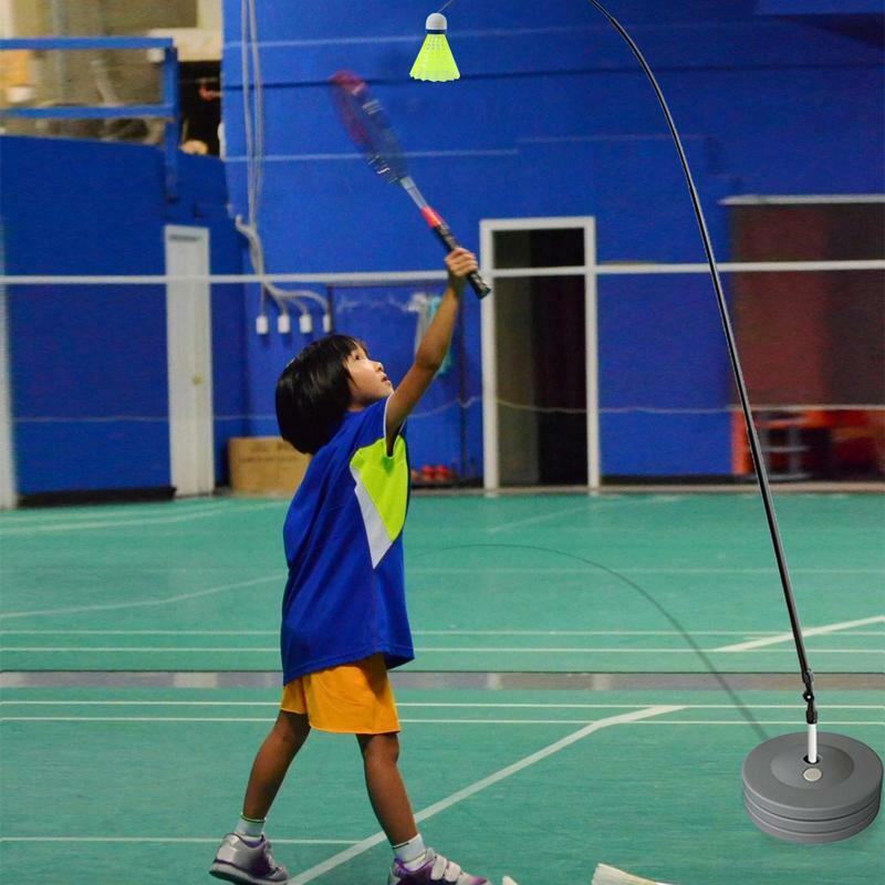 อุปกรณ์ฝึกซ้อมแบดมินตันเข็มขัดในร่มไม้แบดมินตันยืดได้ไม้แบดมินตันฝึกซ้อมเล่นกีฬาด้วยตนเอง