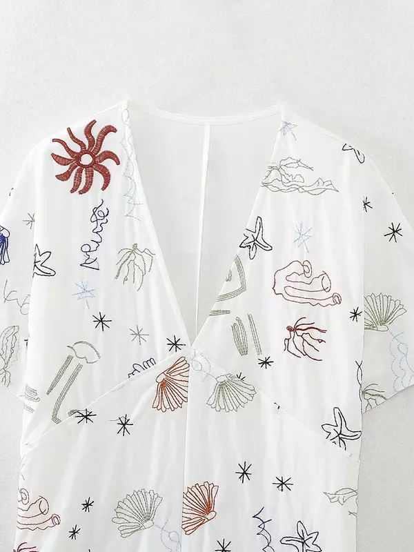 女性のためのレトロな半袖シャツ,Vネック,ファッショナブルでシックなトップス,マッチング刺embroideryの装飾,夏