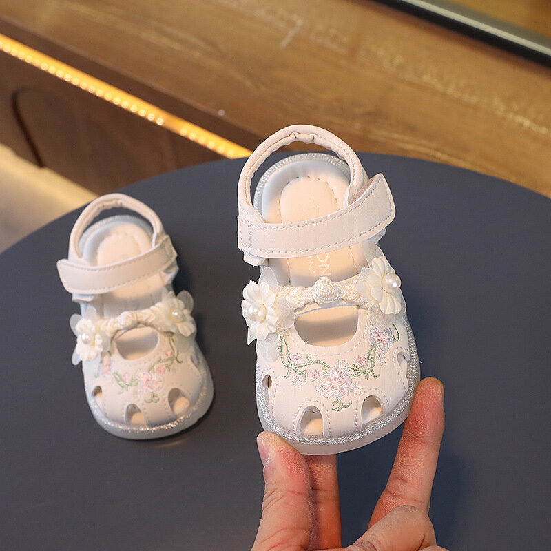 Dziewczęce pierwsze chodziki 2024 letnie nowe dziecko uroczy kwiat buty księżniczki na przyjęcie weselne puste haftowane sandały 0-2 lata