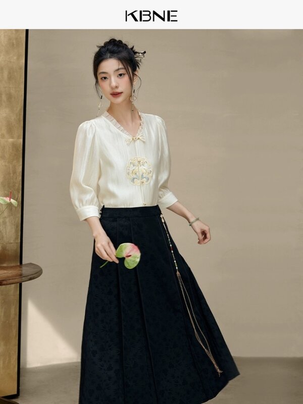 เสื้อปักคอวีจีนใหม่2024ฤดูร้อนของผู้หญิงเสื้อแขนยาวปานกลางไม่ซ้ำใครและไม่ซ้ำใครเสื้อผ้าผู้หญิง