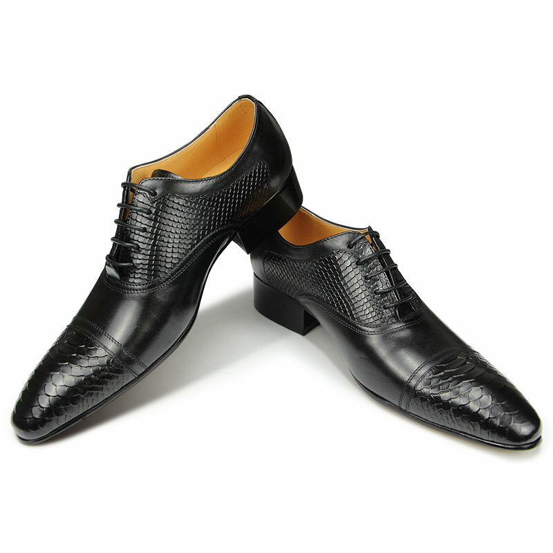 Sepatu pantofel kulit asli pria, sepatu acara formal bercetak modis mewah