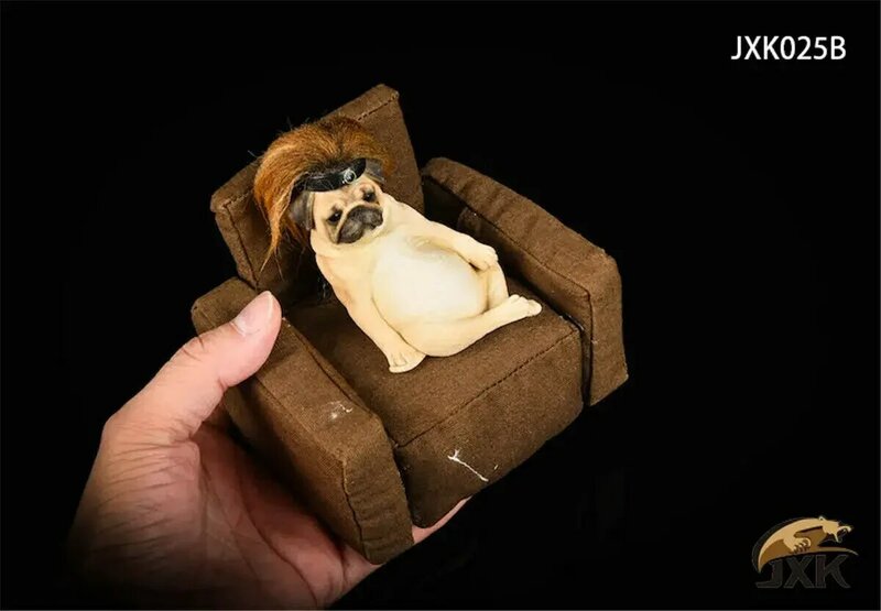 JXK 1/6 Pug Dekaden dengan Gambar Sofa Model Anjing Peliharaan Canidae Mainan Kolektor Hewan Hadiah Dekorasi Desktop Resin
