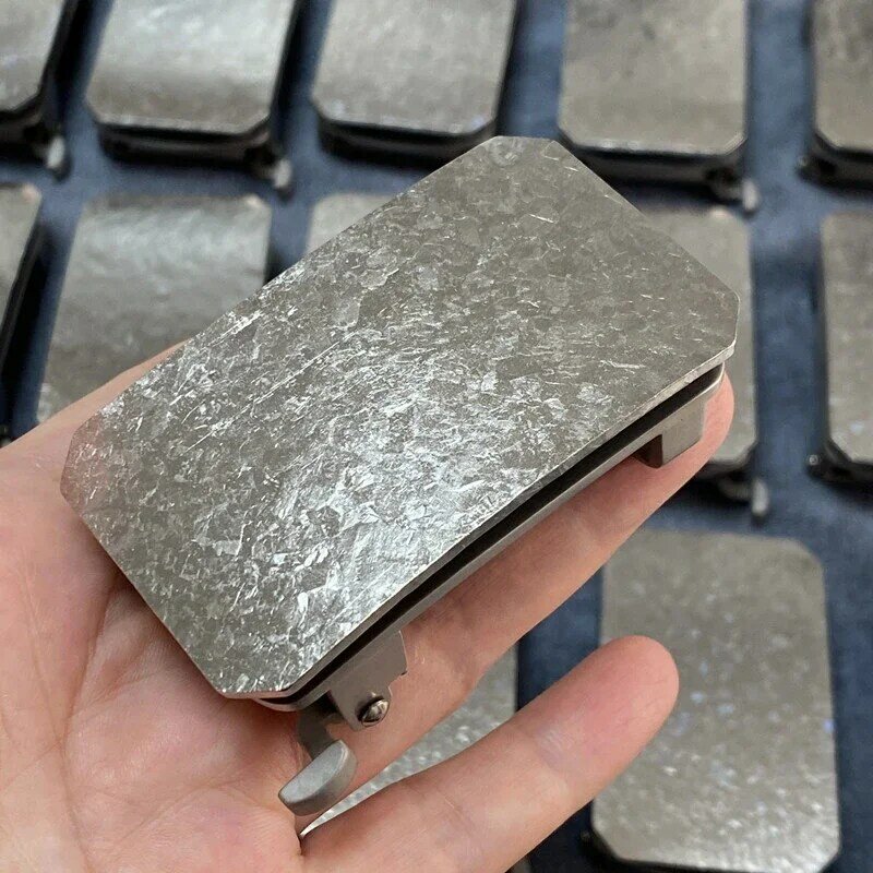 Hebilla automática de gatillo de titanio de 35/38mm para cinturón de uso interno, hebilla antialérgica ultraligera, FrostFlower y superficie de patrón