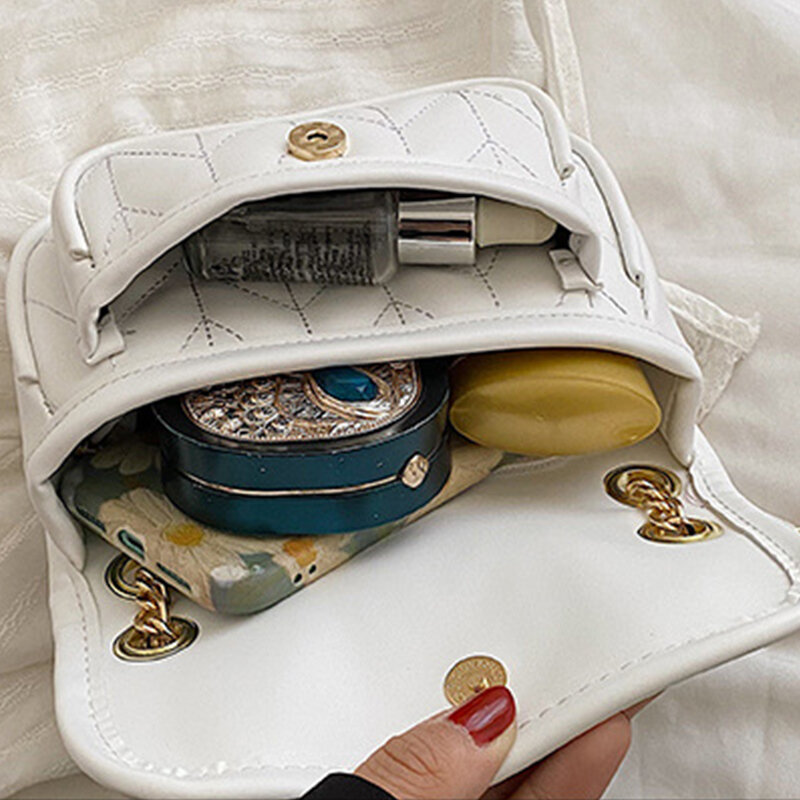 กระเป๋าถือกระเป๋าพาดลำตัวสำหรับผู้หญิงสายโซ่สำหรับผู้หญิง, ใหม่กระเป๋าถือดีไซน์เรียบง่ายกระเป๋าสะพายไหล่เรียบกระเป๋าแมสเซ็นเจอร์หนัง PU 2023