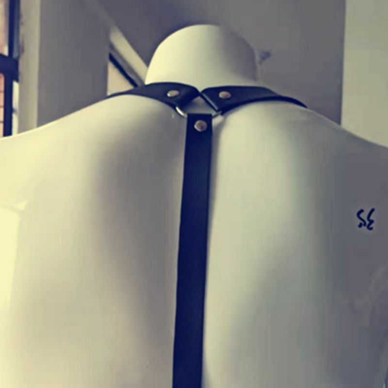 Heren verstelbare kunstleer body borstharnas jarretelgordel met gespen metalen O-ringen gothic punk zwart schouderpantser